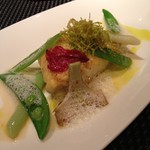 ラトリエ ドゥ ジョエル・ロブション - メイン
      天然真鯛ミニポワローをシトロネルの香りで