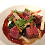 ラトリエ ドゥ ジョエル・ロブション - メイン
      和牛のサーロイン　わさびの香りをつけたほうれん草のソテーと色とりどりの野菜とともに