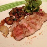 ラトリエ ドゥ ジョエル・ロブション - メイン
      バスク産キントア豚のロティーにセップ茸のフリカッセを添えて