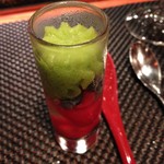 ラトリエ ドゥ ジョエル・ロブション - デセール
      赤ワインのジュレで包み込んだピオーネのコンポートをミント風味のクレームと共に