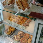 食パン工房 アネモネ - 小さな陳列棚においしいパンがずらり