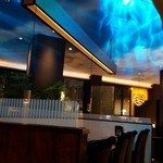 ステーキ アイ - 天井の雲の様子　店の内装少しムーディー