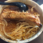 二郎系ラーメン 麺屋 春爛漫 - 肉の断面(2センチありそう)