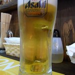 ちゅら - さあ、何時ものように生ビールからのスタートです。 ここはアサヒのスーパードライです。 ぷふぁ～、美味しい！！ さて、今日は何を食べようかな。