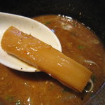 らーめん隼 - サクッと食感のイイ、大きなメンマ。