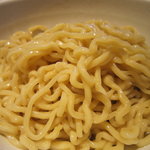 らーめん隼 - 太めの縮れ麺。モチっとして歯ごたえ十分。味もイイ！