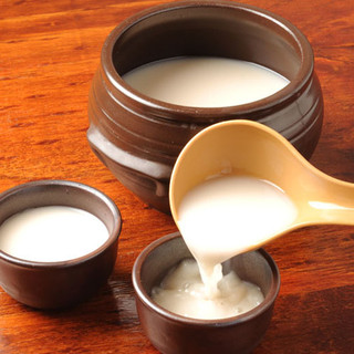 Makgeolli, which is popular among women for its beauty effects, is also available in rare red meat parts and in a ``completely private room''!