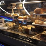 Starbucks - 塊のパン(ローストトマト、モッツァレラなどさまざま）