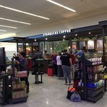 Starbucks - 一見テイクアウト専門店のようですが、すぐそばにテーブル・ソファ・スタンディング席があるのです