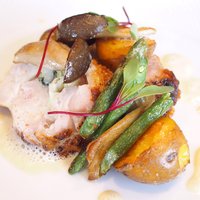 KOST - ランチコース 4100円 の鶏肉のキャベツ包み シメジ添え