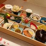 日本料理 御河 - こんなん初めて食べたかも、「宝石箱 向日葵 (2400円)」