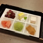 日本料理 御河 - 水物（蕨餅、アイス、西瓜、デラウェア、ミニケーキ、白桃ムース）