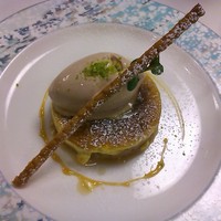 横濱元町 霧笛楼 - リンゴのクレームブリュレ風　フランボワーズのグラス