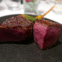 Steak Dining Vitis - 左が群馬の黒毛和牛サーロイン・右が岩手の黒毛和牛内もも