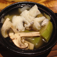 草庵　田なか - 鱧とサマツ（早く取れる松茸とか？）の小鍋仕立て。８月に鱧＆松茸が食べられるとは。