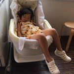 店内で眠ってしまった娘、設置されたベビーシートに（笑）