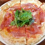 イタリア食堂amico - 生ハムとルッコラのピザ