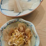 すし善 - 名物だそう       目の前で捌いた  スルメイカの刺身を   白わさびと鰹節の  烏賊醤油(と云うそう)で 食す