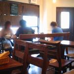 デュボワ - 店内様子・教会で使用していた机や椅子などあり、落ち着く空間です。