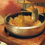 希須林 - 石焼き秋鮭チャーハンを混ぜてくれる