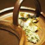 弧玖 - スズキの塩焼き
      大葉のソース
      「2016.08撮影」