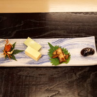 汐見 - 前菜　沢蟹の素揚げ、枝豆豆腐と玉子豆腐、蛸の柔らか煮、花豆の甘煮