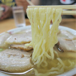 坂内食堂 - 201608 麺は高加水の中太ちぢれ麺。しっかり力強いコシがあり、手揉みのランダムなちぢれがスープによく絡む