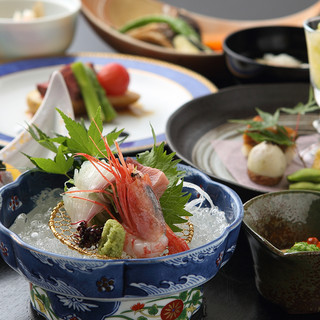 [All-you-can-drink available] We offer a variety of signature courses that taste the seasons♪