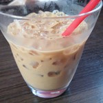 ナガハマコーヒー - アイスカフェオレ
            氷の占める割合が多いと思うのは私だけか。