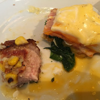ユニオン スクエア トウキョウ - コース料理の豚肉（左）とエッグベネディクト（右）を少し分けてもらったもの。