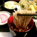 由屋 - 鰹節が効いたツユ。布海苔でツルっとした喉越しの蕎麦