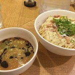 カーザ ルカ - ラー博は俺の社員食堂。  カルボナーラ風つけ麺、大盛り！  さすがはボン・ホリディ、ちょー混んでます。濃い味わいのつけ汁に、ズーチークリームをまとった太麺は、そのまま食べても好印象。