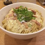 カーザ ルカ - カルボナーラ風つけ麺、大盛り！  大盛りにするとさすがの量。ただ、麺は大盛りだけど、ズーチークリームや温玉は増えないンだよね。