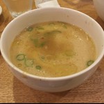 カーザ ルカ - つけ麺の最後のオタノシミはスープ割り。ベジブロスが注がれ、日本のラーメソからグッとミラノっぼくなる。ミラノ行ったことナイけど。