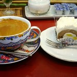 ホットコーヒー￥216、マローネ￥194