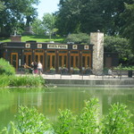 North Pond Cafe - 店は湖畔にある。