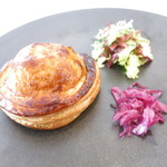 ラ クレリエール - 高知県産夏鹿のパイ包み焼き　フォアグラとトリュフ　バルサミコ酢と鹿肉のソース