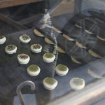 昔ながらのかたやき屋さん　鎌田製菓店 - 焼いています