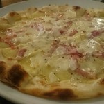 自遊人処 - クリーム系のピザ、名前忘れた。