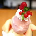 京橋千疋屋 フルーツパーラー - トップは白桃アイスにラズベリーのトッピング