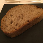 カンテサンス - 2016年8月中旬。（このパンが滅茶滅茶美味しい。人生で一番美味いパンでした。）