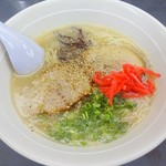 博多一番 - 博多ラーメン(紅しょうが、ゴマ、コショー)