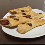 粉とクリーム - 長〜いウインナー棒を食べやすい長さで切断。  自宅にて