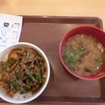すき家 - ニンニクの芽牛丼（並）490円、しじみ汁150円