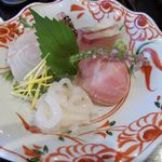 かき忠 - お刺身はイカ、ブリ、鯛、マグロ