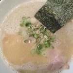 麺屋 彩々 - 鳳翔白湯らーめん780円具材は隠れていますが健在。濃厚な鶏白湯がうまい