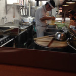 仙台中華そば 銘店嘉一 - 一生懸命、麺の手揉みをする店主