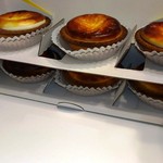BAKE CHEESE TART 立川店 - 綺麗に段に入れられている。