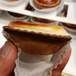 BAKE CHEESE TART - 一つは食べやすい大きさ。