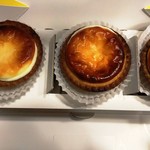 BAKE CHEESE TART - 真上から見てもそれぞれの焼き加減が変わっている。個性のある感じ。